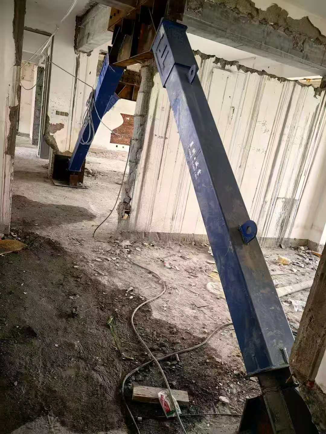 九真镇柱子粘钢加固施工工艺